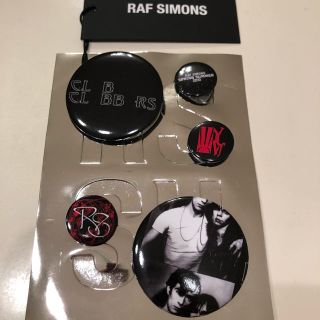 ラフシモンズ(RAF SIMONS)のラフシモンズ  19ss 缶バッジ 赤色(その他)