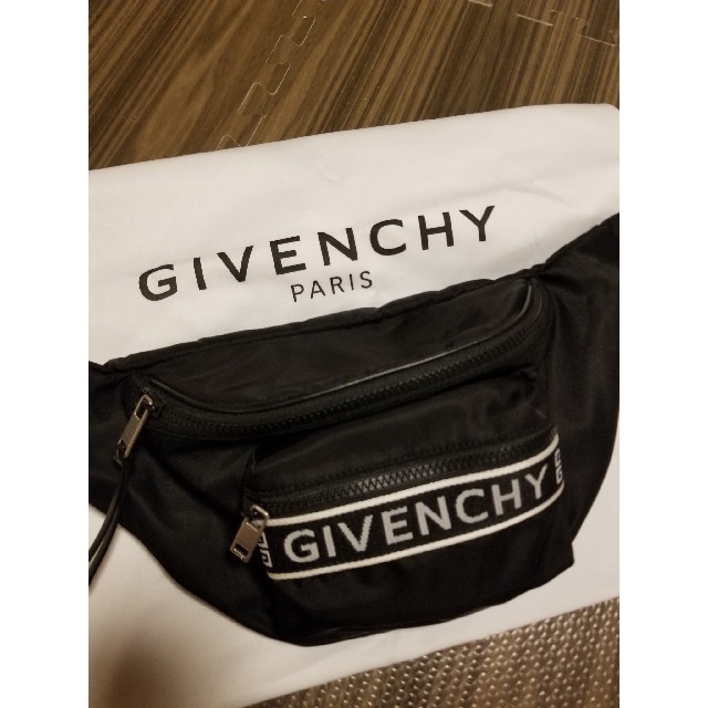 GIVENCHY - 【セール】GIVENCHY 新作ボディバッグ