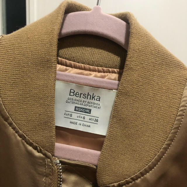 Bershka(ベルシュカ)のbershka★MA-1 ショート丈ブルゾン レディースのジャケット/アウター(ブルゾン)の商品写真