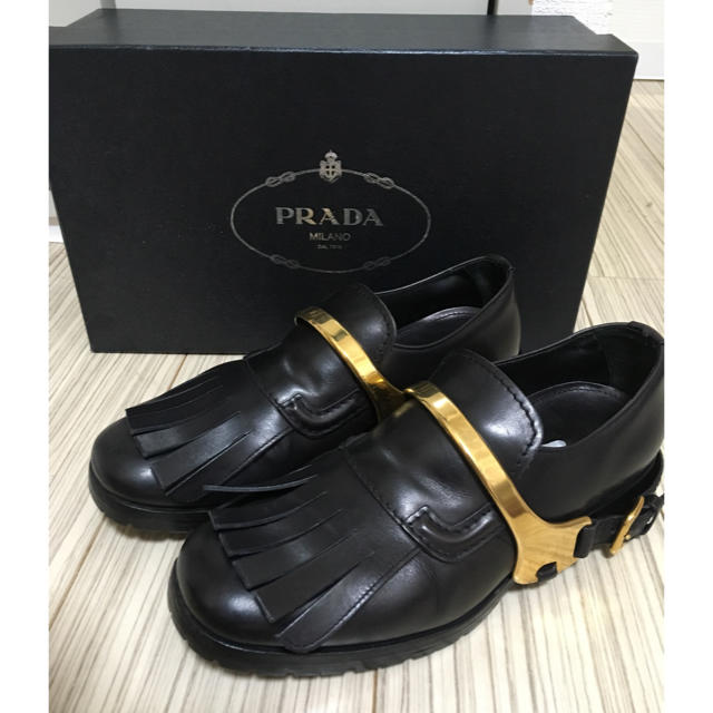 PRADA 黒の革靴 ハーネス