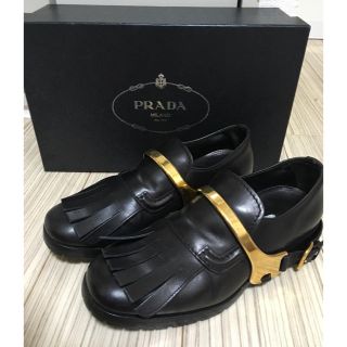 プラダ(PRADA)のPRADA 黒の革靴 ハーネス(ローファー/革靴)