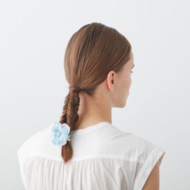 Alexandre de Paris(アレクサンドルドゥパリ)の♪新品♪ Alexandre de Paris♪カメリアヘアゴム♪白 レディースのヘアアクセサリー(ヘアゴム/シュシュ)の商品写真