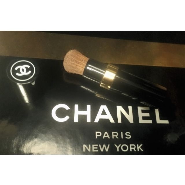 CHANEL(シャネル)の新品🎁CHANEL 限定品 携帯 収納ブレンディングブラシ 天然毛 シャネル コスメ/美容のメイク道具/ケアグッズ(ブラシ・チップ)の商品写真