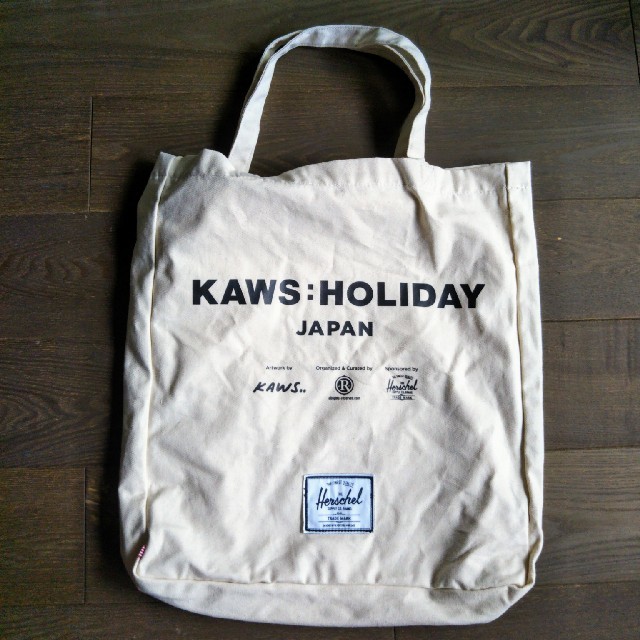 HERSCHEL(ハーシェル)のKAWS:HOLIDAY　トートバッグ メンズのバッグ(トートバッグ)の商品写真