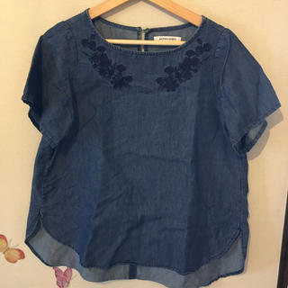 ユニクロ(UNIQLO)の夏用トップス 刺繍入り 青色(シャツ/ブラウス(半袖/袖なし))