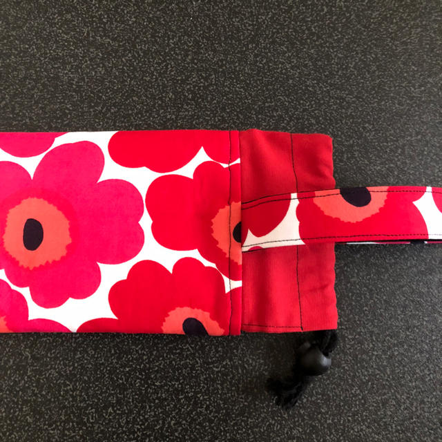 marimekko(マリメッコ)のマリメッコ柄  赤  ボトルホルダー  ハンドメイド ハンドメイドの生活雑貨(雑貨)の商品写真