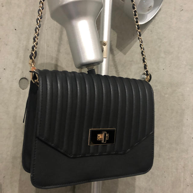 Charles and Keith(チャールズアンドキース)の処分【美品】チェーンバッグcharles &Keith レディースのバッグ(ショルダーバッグ)の商品写真