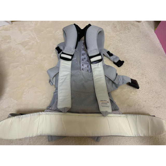 BABYBJORN(ベビービョルン)の美品☆ BabyBjorn 抱っこ紐 ONE+ Air Silver キッズ/ベビー/マタニティの外出/移動用品(抱っこひも/おんぶひも)の商品写真