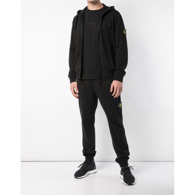 STONE ISLAND(ストーンアイランド)の新品未使用 本物 STONE ISLAND テーパードスウェットパンツ S 黒 メンズのパンツ(その他)の商品写真