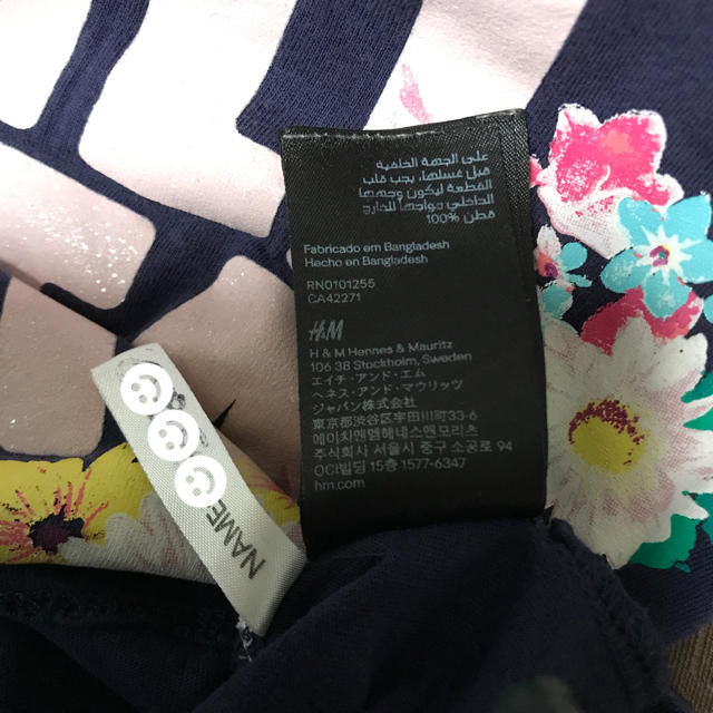 H&M(エイチアンドエム)のH&M 半袖Tシャツ  花柄 ネイビー  95 キッズ/ベビー/マタニティのキッズ服女の子用(90cm~)(Tシャツ/カットソー)の商品写真