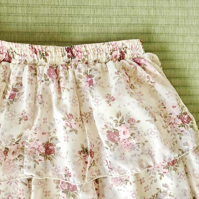 L'EST ROSE(レストローズ)のL'EST ROSE(レストローズ)花柄ティアードスカート レディースのスカート(ひざ丈スカート)の商品写真