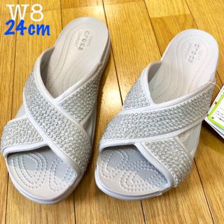 クロックス(crocs)の新品 クロックス クロスストラップサンダル プラチナム W8 24cm キラキラ(サンダル)