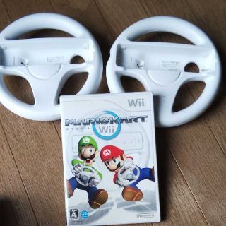 ウィー(Wii)のwiiマリオカートとハンドル二本セット(家庭用ゲームソフト)