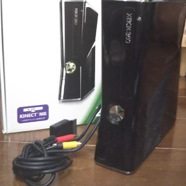 Xbox360(エックスボックス360)のXBOX360S 本体250GB (リキッドブラック) コントローラーソフト付き エンタメ/ホビーのゲームソフト/ゲーム機本体(家庭用ゲーム機本体)の商品写真