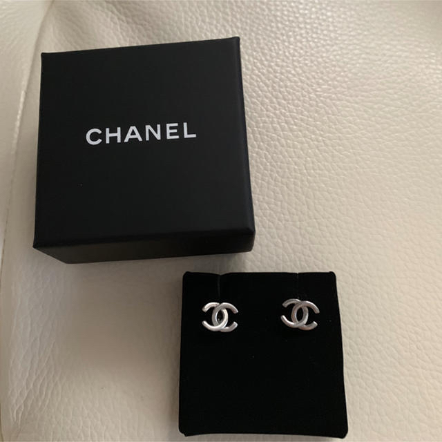 CHANEL シャネル シルバーロゴピアス