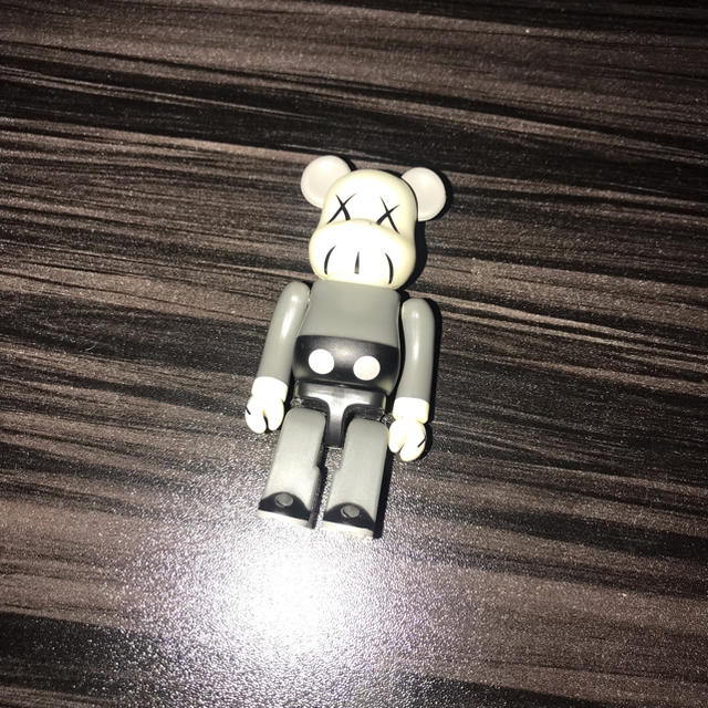 ベアブリック カウズ 100% SERIES 4 ARTIST KAWS