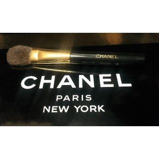 シャネル(CHANEL)の新品🎁CHANEL 限定品 天然毛 ブラッシュ パウダーブラシ 金 シャネル(チーク/フェイスブラシ)