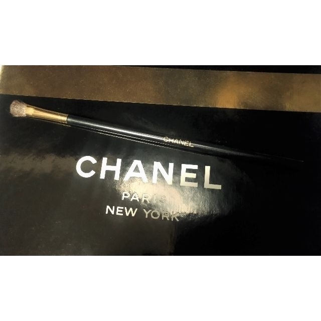 CHANEL(シャネル)の新品🎁CHANEL 特別限定品 コントゥールブラシ 天然毛 パンソー シャネル コスメ/美容のメイク道具/ケアグッズ(ブラシ・チップ)の商品写真