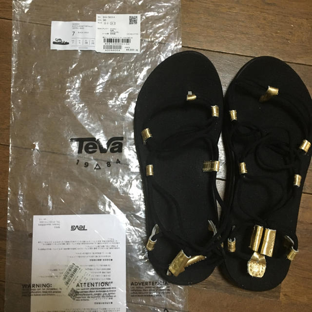 Teva(テバ)のteva インフィニティ メタリック ブラックゴールド  レディースの靴/シューズ(サンダル)の商品写真