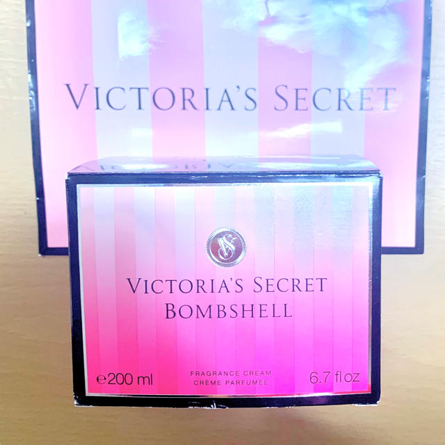 Victoria's Secret(ヴィクトリアズシークレット)の訳あり 限定 ヴィクトリアシークレット ボディークリーム ボムシェル コスメ/美容のボディケア(ボディクリーム)の商品写真