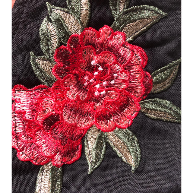 FOREVER 21(フォーエバートゥエンティーワン)のforever21 薔薇刺繍トップス レディースのトップス(タンクトップ)の商品写真