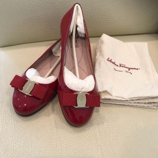 サルヴァトーレフェラガモ(Salvatore Ferragamo)の美品💗フェラガモ フラットシューズ ヴァラ リボン エナメル レッド(バレエシューズ)