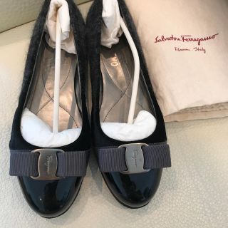 サルヴァトーレフェラガモ(Salvatore Ferragamo)のサルバトーレフェラガモ  ヴァラ リボン フラットシューズ(バレエシューズ)