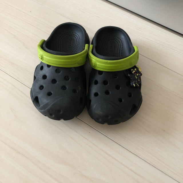 crocs(クロックス)のクロックス 黒  キッズ/ベビー/マタニティのベビー靴/シューズ(~14cm)(サンダル)の商品写真