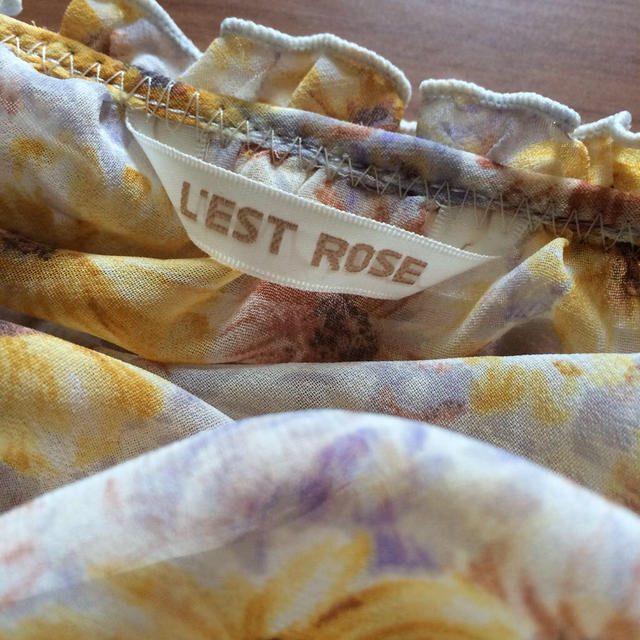 L'EST ROSE(レストローズ)のレストローズ 花柄ブラウス レディースのトップス(シャツ/ブラウス(半袖/袖なし))の商品写真