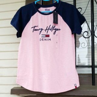 トミーヒルフィガー(TOMMY HILFIGER)のトミー　筆記体ロゴ　フラッグロゴ　レディース用　薄手　Tシャツ　新品未使用(Tシャツ(半袖/袖なし))