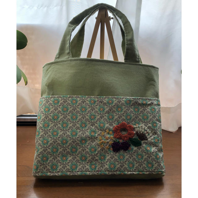 北欧風リバティのポケットに花とベリーの刺繍入りトートバック ハンドメイドのファッション小物(バッグ)の商品写真