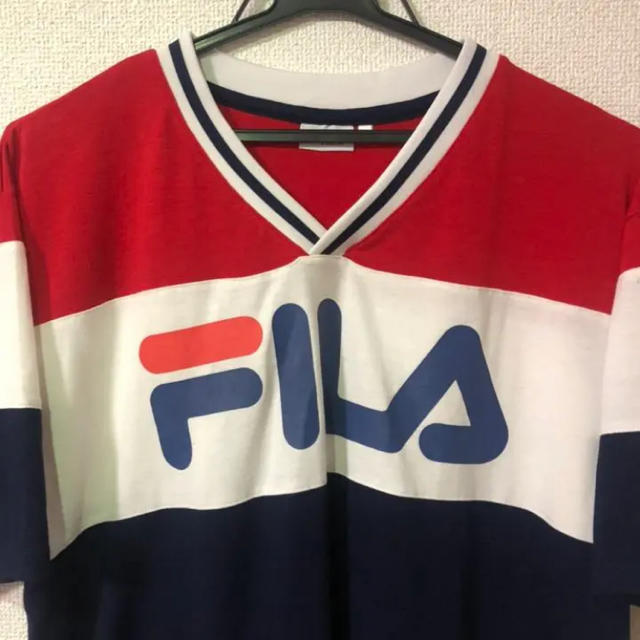 FILA(フィラ)の古着 FILA トリコロール Tシャツ Vネック フィラ ヴィンテージ レディースのトップス(Tシャツ(半袖/袖なし))の商品写真