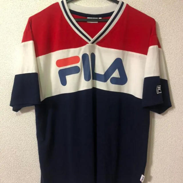 FILA(フィラ)の古着 FILA トリコロール Tシャツ Vネック フィラ ヴィンテージ レディースのトップス(Tシャツ(半袖/袖なし))の商品写真