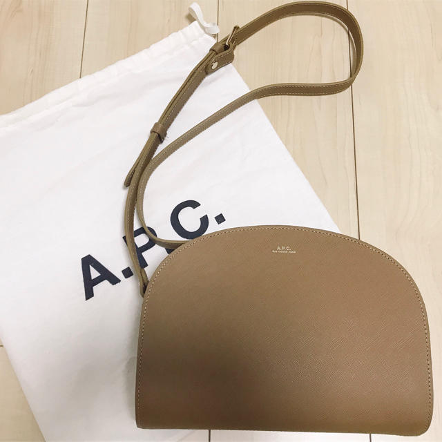 アーペーセーa.p.c ハーフムーンバッグ エンボス