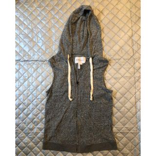 ビーシービージーマックスアズリア(BCBGMAXAZRIA)の美品！BCBGのノースリーブパーカー♡(パーカー)