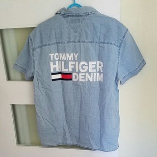 トミーヒルフィガー(TOMMY HILFIGER)のトミー　フラッグロゴ入り　バックプリント　シャツ　デニム調　US限定モデル　新品(シャツ)