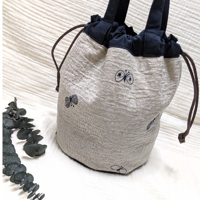 mina perhonen(ミナペルホネン)のミナペルホネン　丸底巾着バッグ　ベージュ✕choucho ハンドメイドのファッション小物(バッグ)の商品写真