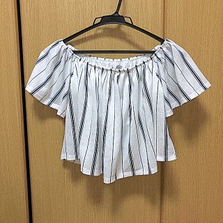 ベルシュカ(Bershka)のベルシュカ オフショルダー ショート丈トップス(カットソー(半袖/袖なし))