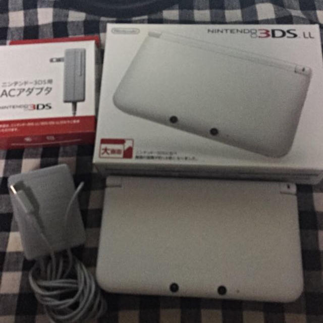 【ほぼ新品】3DS LL ホワイト エンタメ/ホビーのゲームソフト/ゲーム機本体(携帯用ゲーム機本体)の商品写真