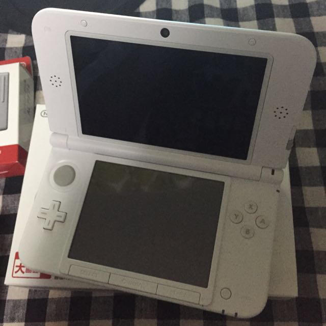 【ほぼ新品】3DS LL ホワイト エンタメ/ホビーのゲームソフト/ゲーム機本体(携帯用ゲーム機本体)の商品写真