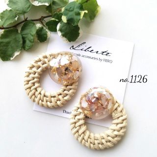 no.1126 再販♡new♡ブロンズシェル&金箔入りのカボション ラタンピアス(ピアス)