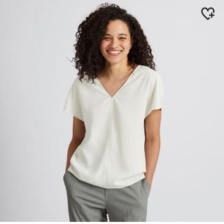 ユニクロ(UNIQLO)のUNIQLO ユニクロ ドレープVネックブラウス（半袖） オフホワイト 白(シャツ/ブラウス(半袖/袖なし))