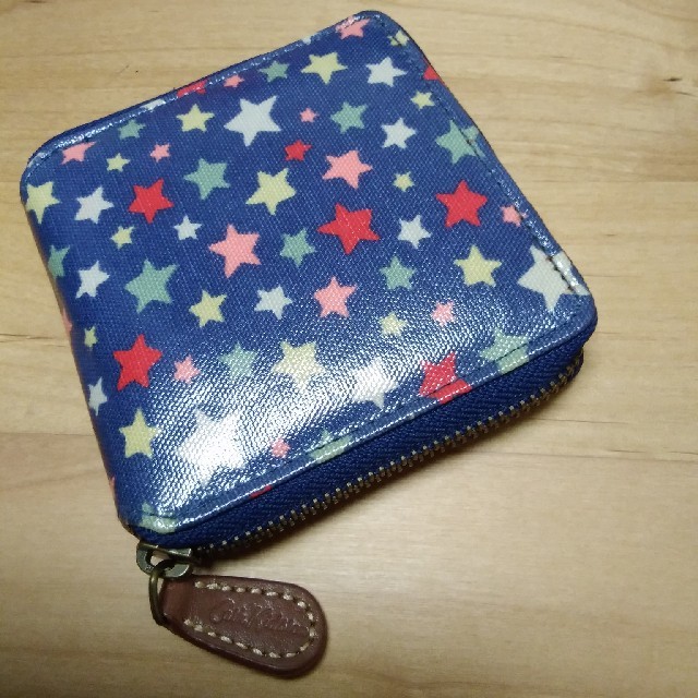 Cath Kidston(キャスキッドソン)のキャスキッドソン★星柄二つ折り財布　オイルコーティング レディースのファッション小物(財布)の商品写真