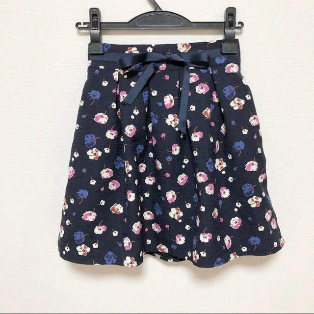 dholic(ディーホリック)の花柄 スカート ネイビー  レディースのスカート(ひざ丈スカート)の商品写真