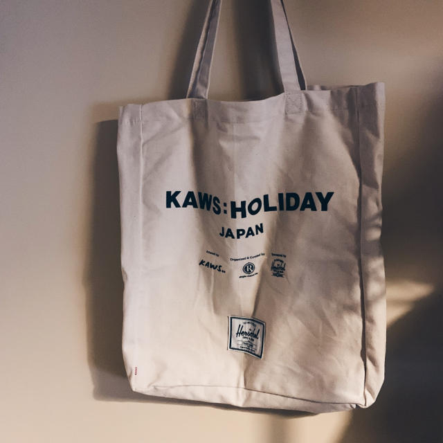 HERSCHEL(ハーシェル)のKAWS : HOLIDAYトートバッグ Herschel Supply メンズのバッグ(トートバッグ)の商品写真