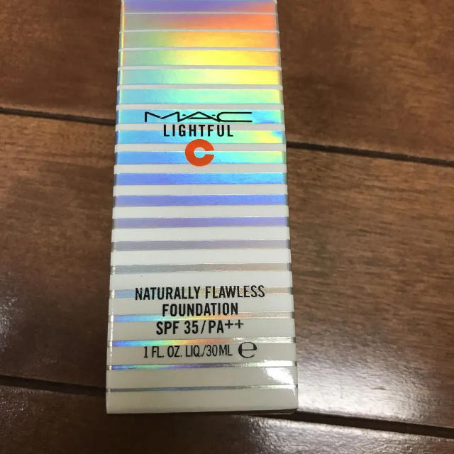 新品!! MAC LIGHTFUL C+リキットファンデ NC30