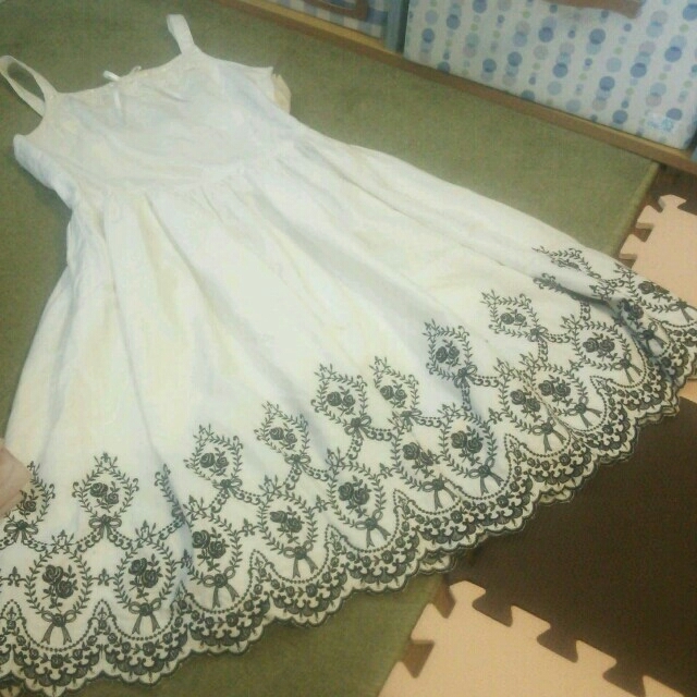 Innocent World - イノワ*薔薇とリボン刺繍JSKの通販 by ☆質問 Innocent World - イノワ*薔薇とリボン刺繍JSKの通販 by ☆質問