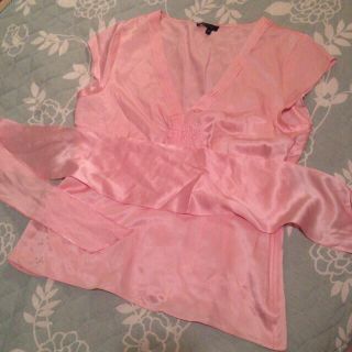 ビーシービージーマックスアズリア(BCBGMAXAZRIA)のBCBG 薄ピンクシルクカットソー(シャツ/ブラウス(半袖/袖なし))