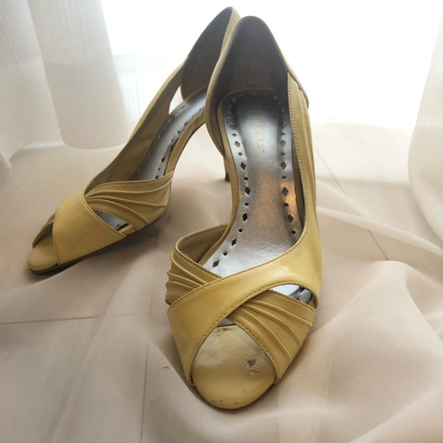 BCBGMAXAZRIA(ビーシービージーマックスアズリア)のBCBG イエローサンダル レディースの靴/シューズ(サンダル)の商品写真