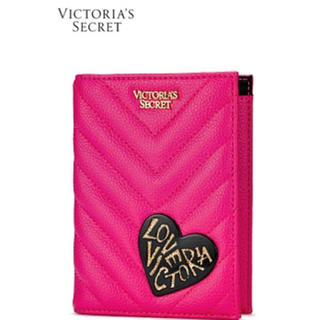 ヴィクトリアズシークレット(Victoria's Secret)の新品！ヴィクトリアズシークレットパスポートケースPINK(名刺入れ/定期入れ)